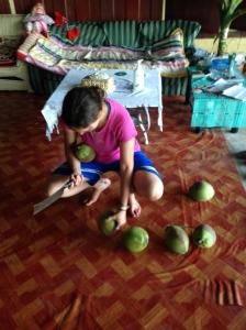 crackin open some coconuts from her yard #hiso